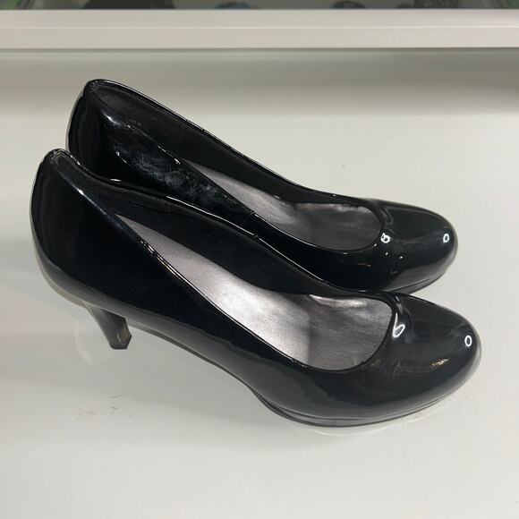CL by Laundry Black Patent Leather Pumps 7.5M Kitten Heel Slip On Career Shoes - Picture 2 of 6